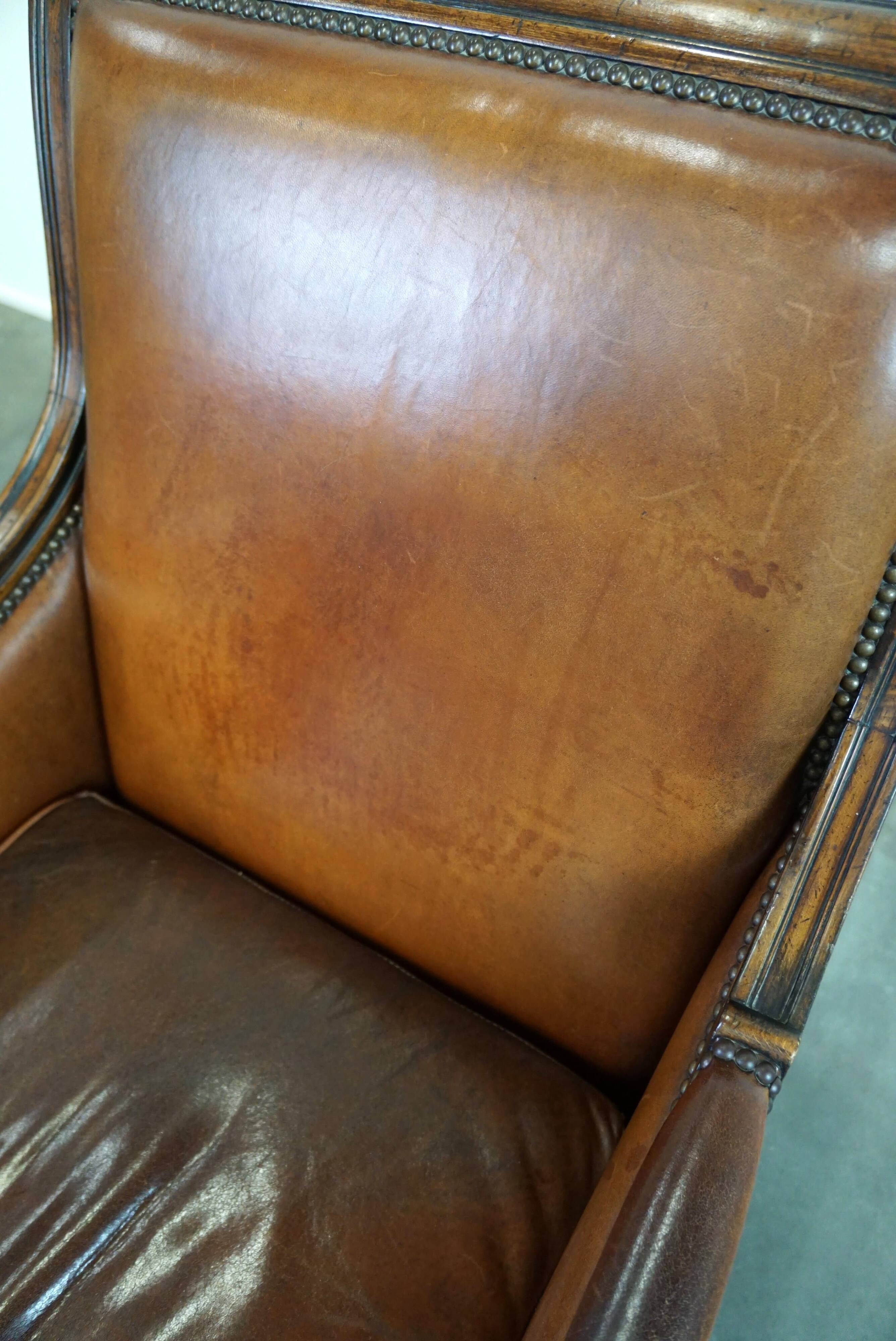Fauteuil classique en peau de mouton avec sculptures en bois