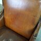 Fauteuil classique en peau de mouton avec sculptures en bois