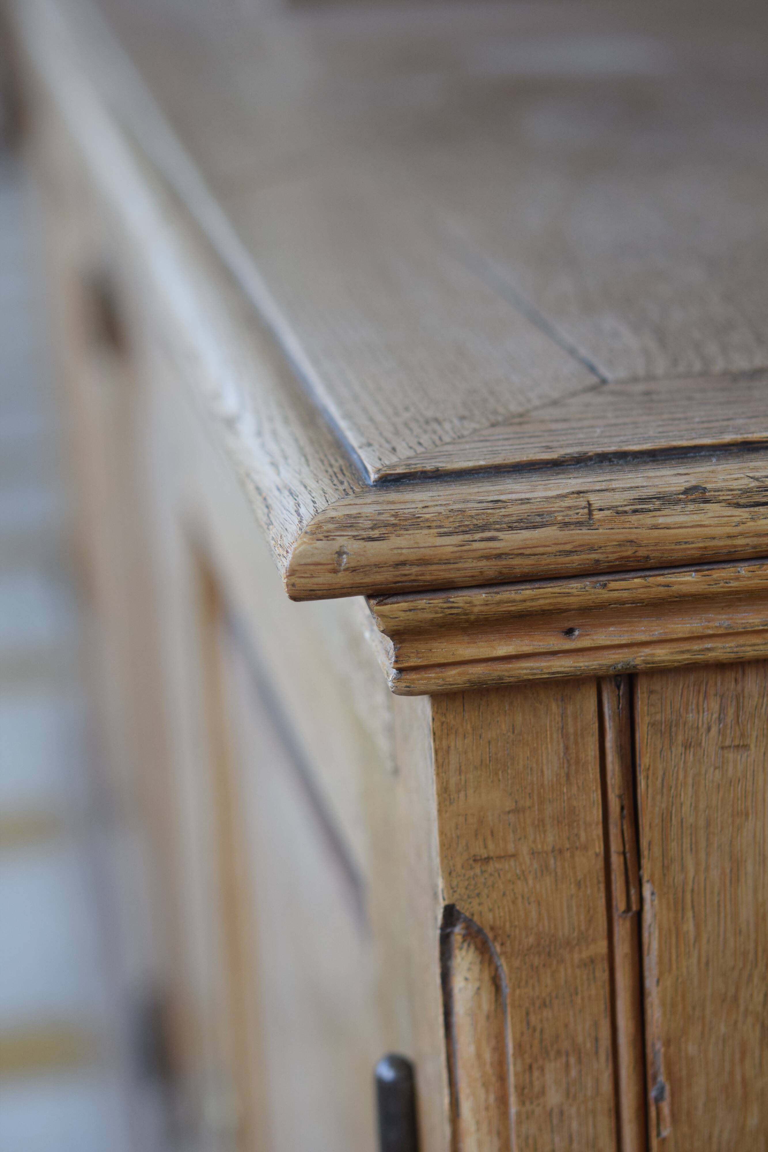 Glass library of a medical school in solid oak from the 1950s.