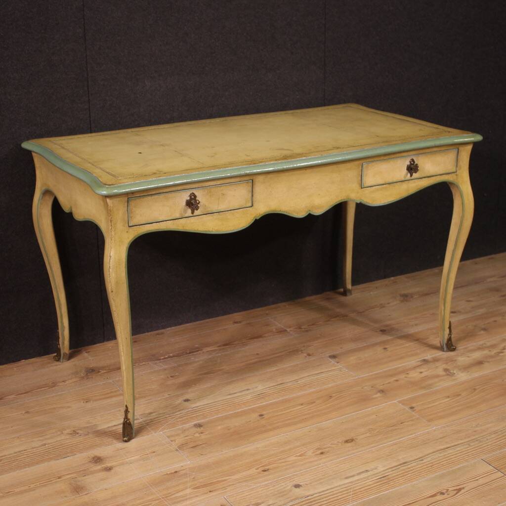 Grand bureau laqué de style Louis XV