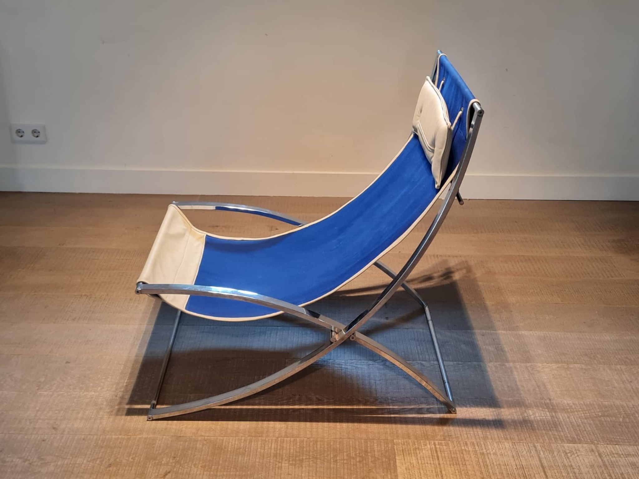 Marcello Cuneo ‘Louisa’ lounge chair in blue canvas and white leather, Italy 1970s