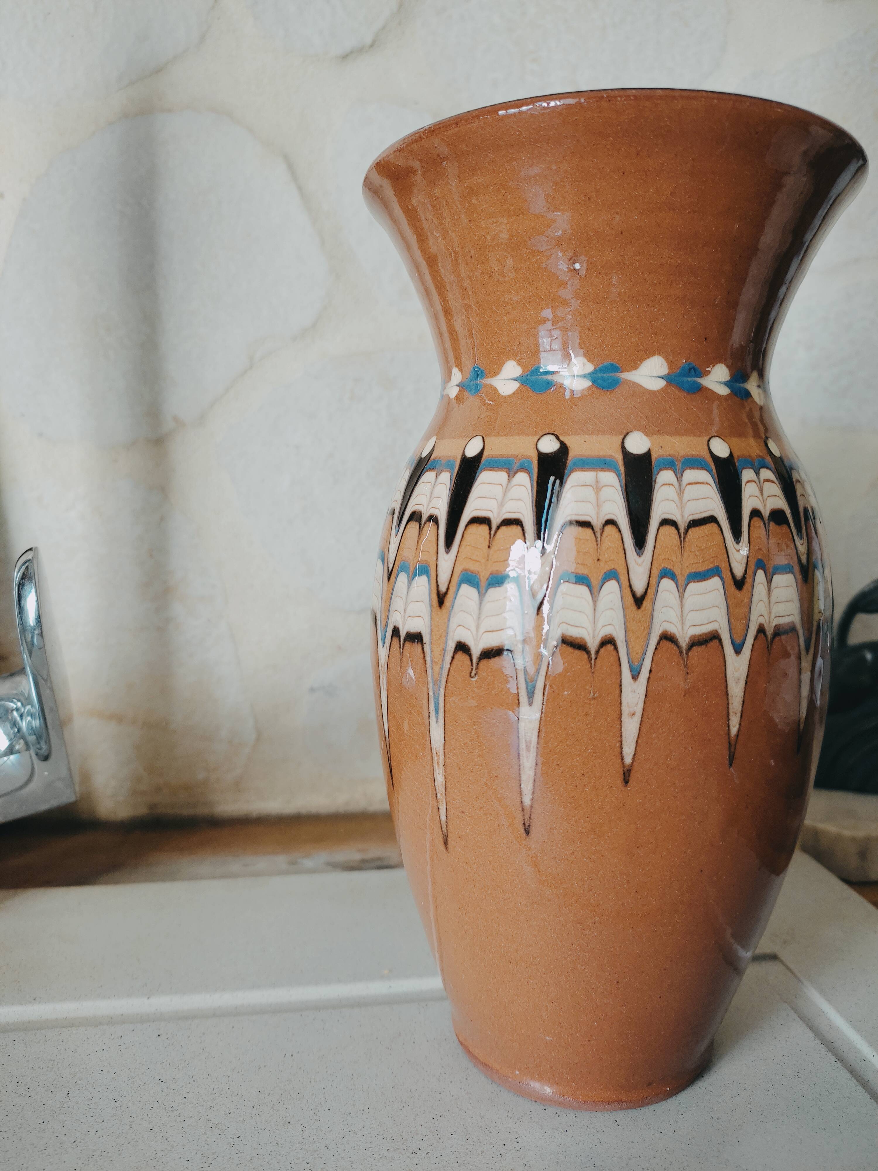 Vase bulgare en terre mêlée