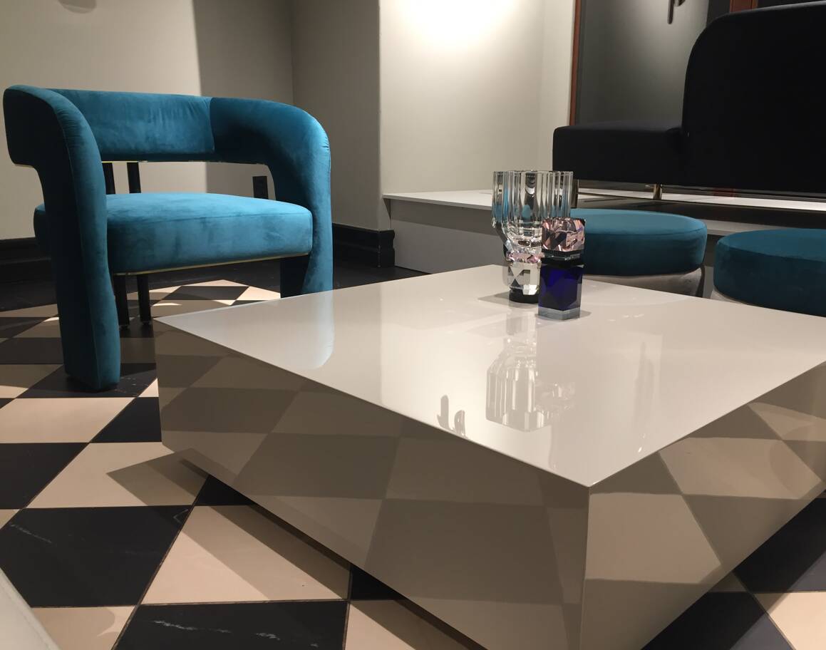 Table basse Essence conçue par le designer italien Gio Pagani.