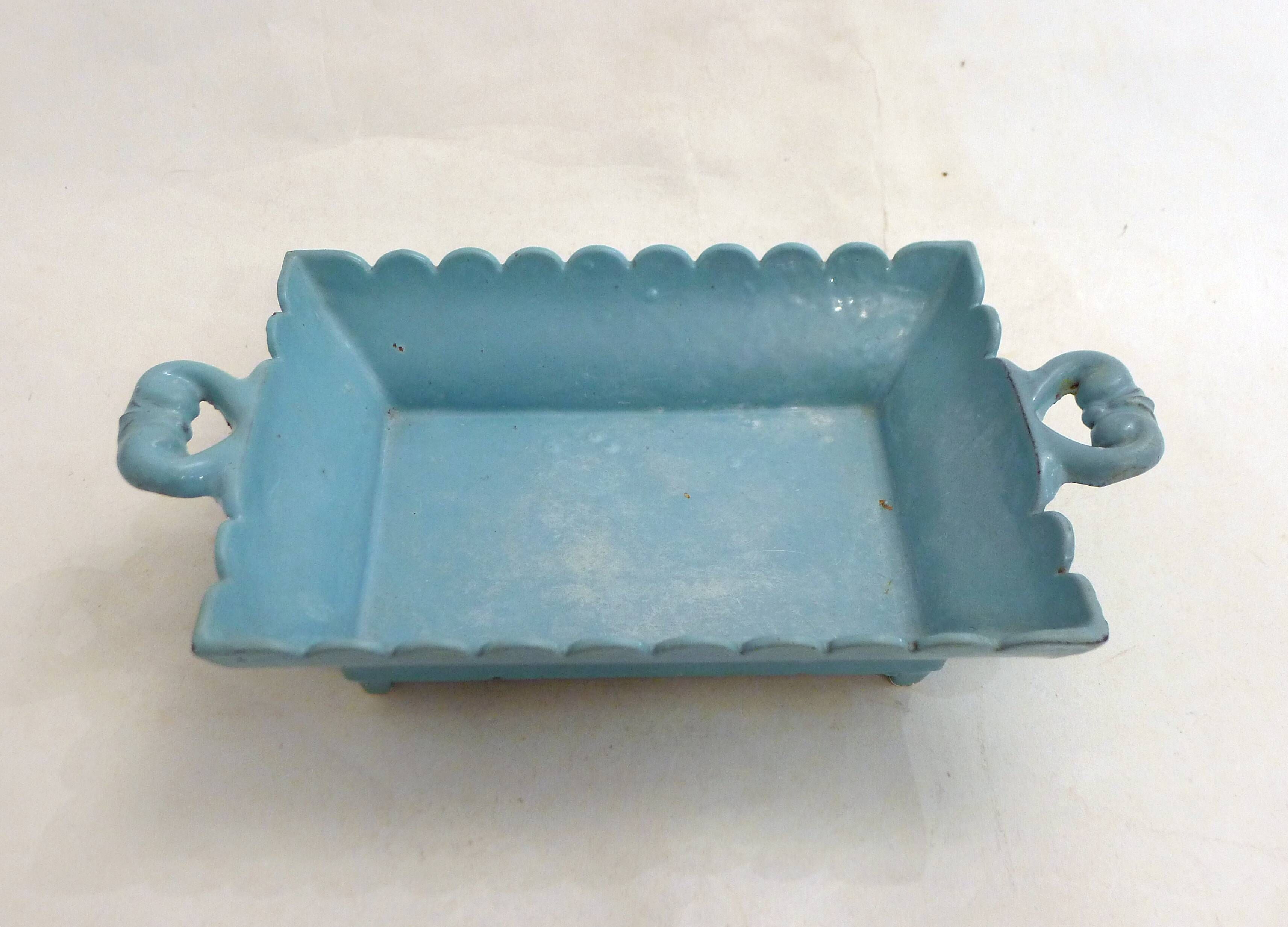 Large catch-all (former spittoon!) in enamelled cast iron from the early 20th century.