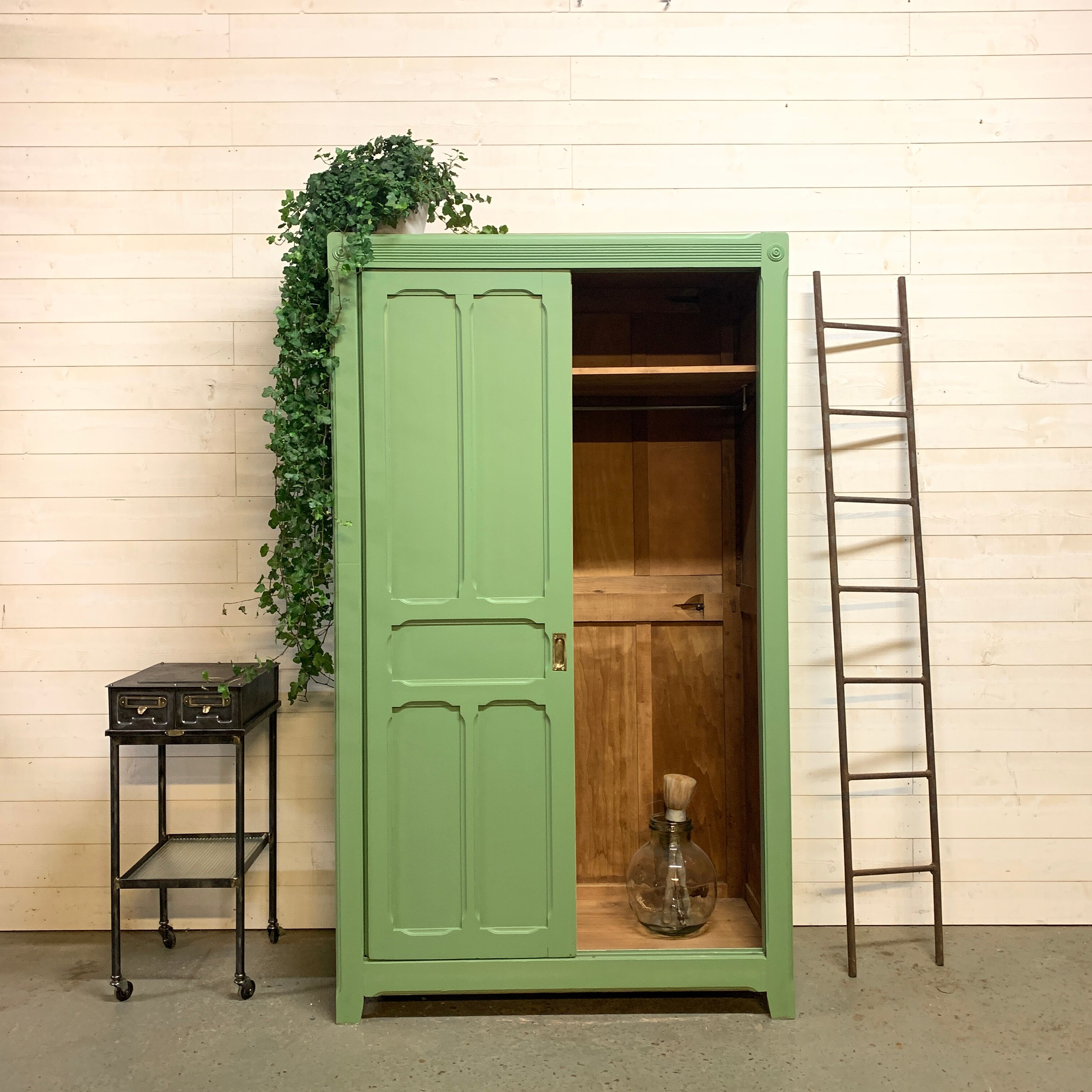 Parisian wardrobe with sliding doors