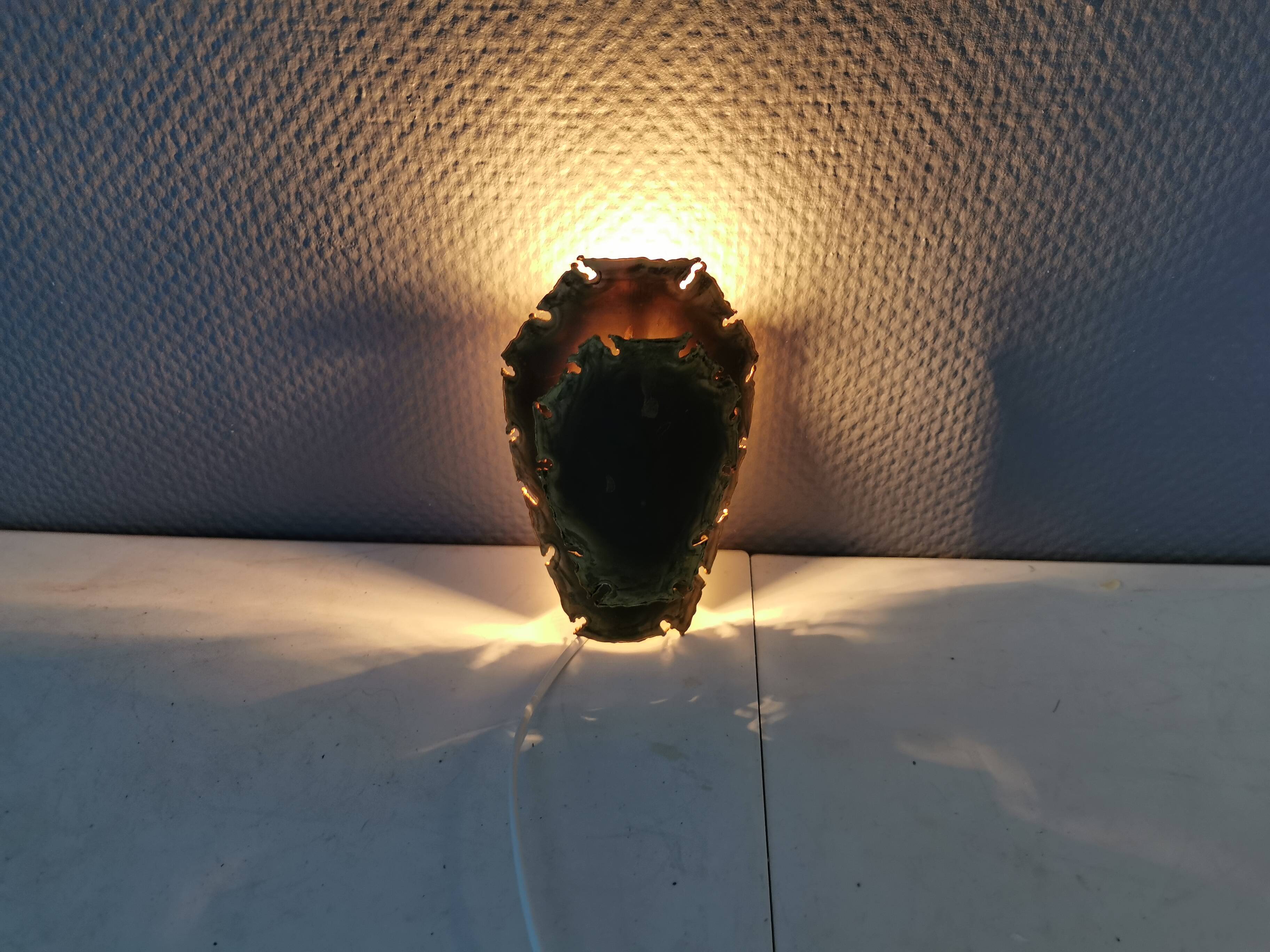 Un ensemble d'appliques brutalistes en laiton flammé