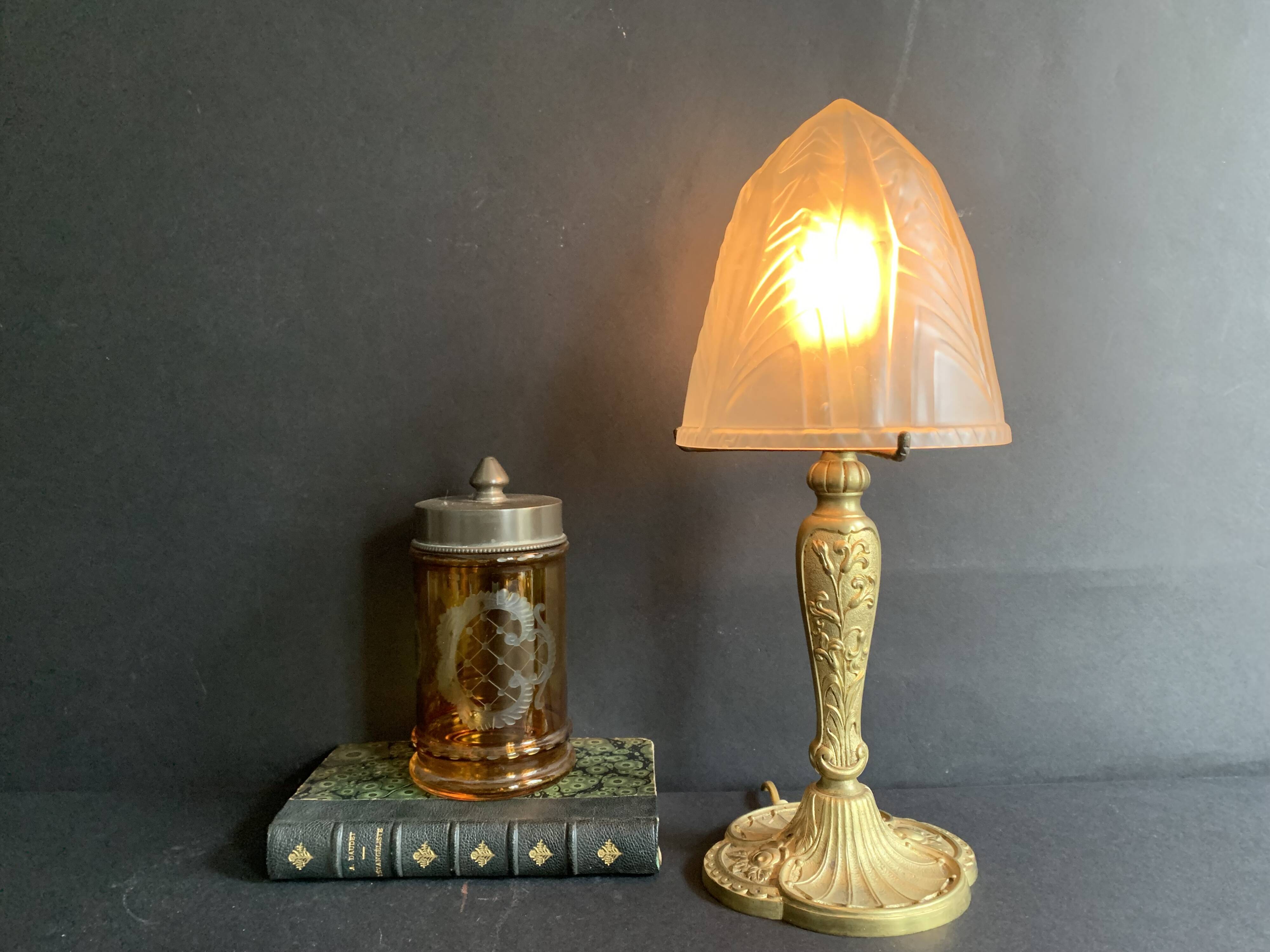 Lampe de table Art Nouveau en bronze doré et globe en verre pressé moulé