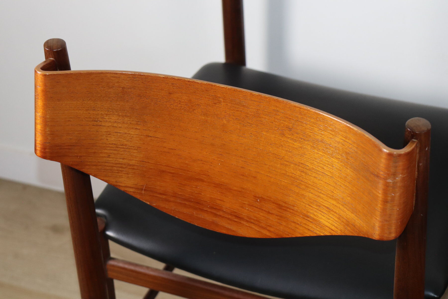 Set of 6 Gianfranco Frattini chairs in teak and black skai – 1960s