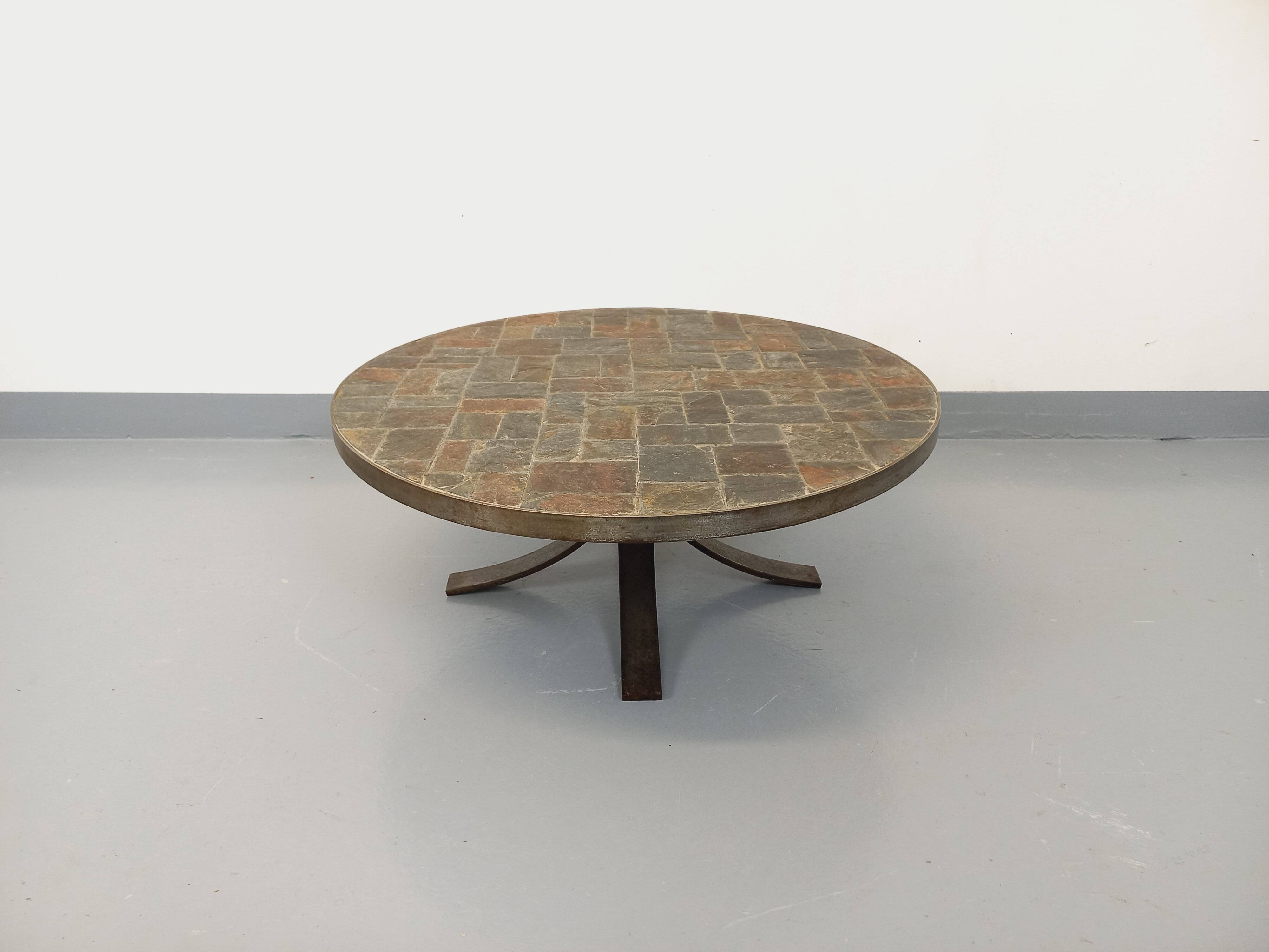Vintage brutalist round coffee table in metal and slate from the 70s