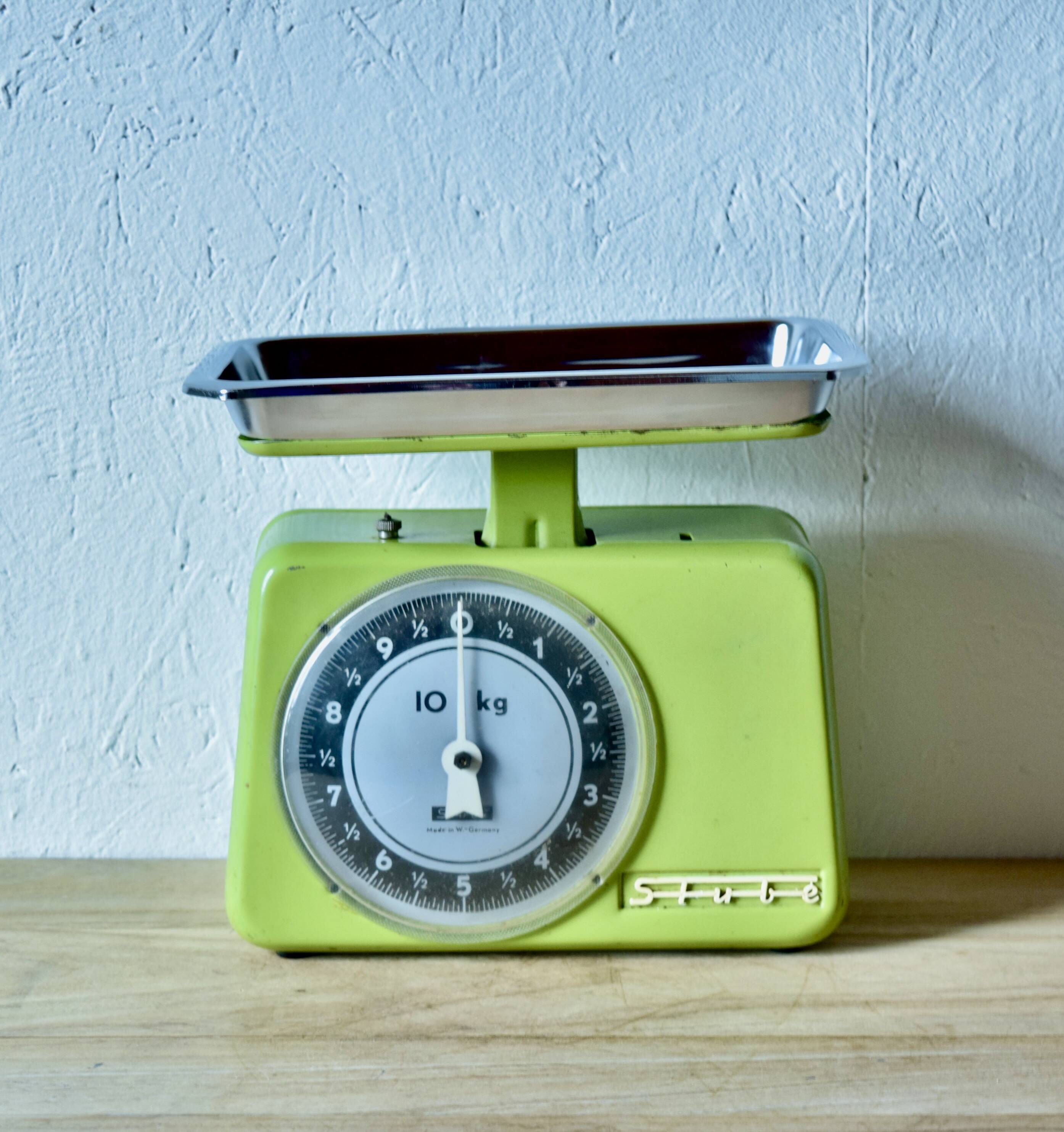 Stube - vintage green kitchen scale in enameled metal - force 10