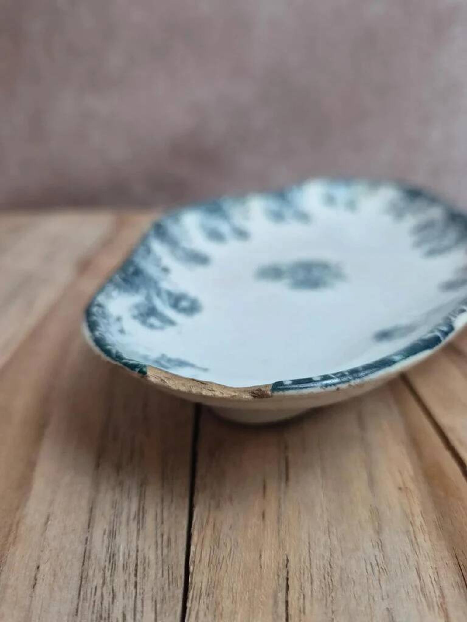 Ravier terre de fer Sté Amandinoise – modèle Oeillets – décor bleu ancien