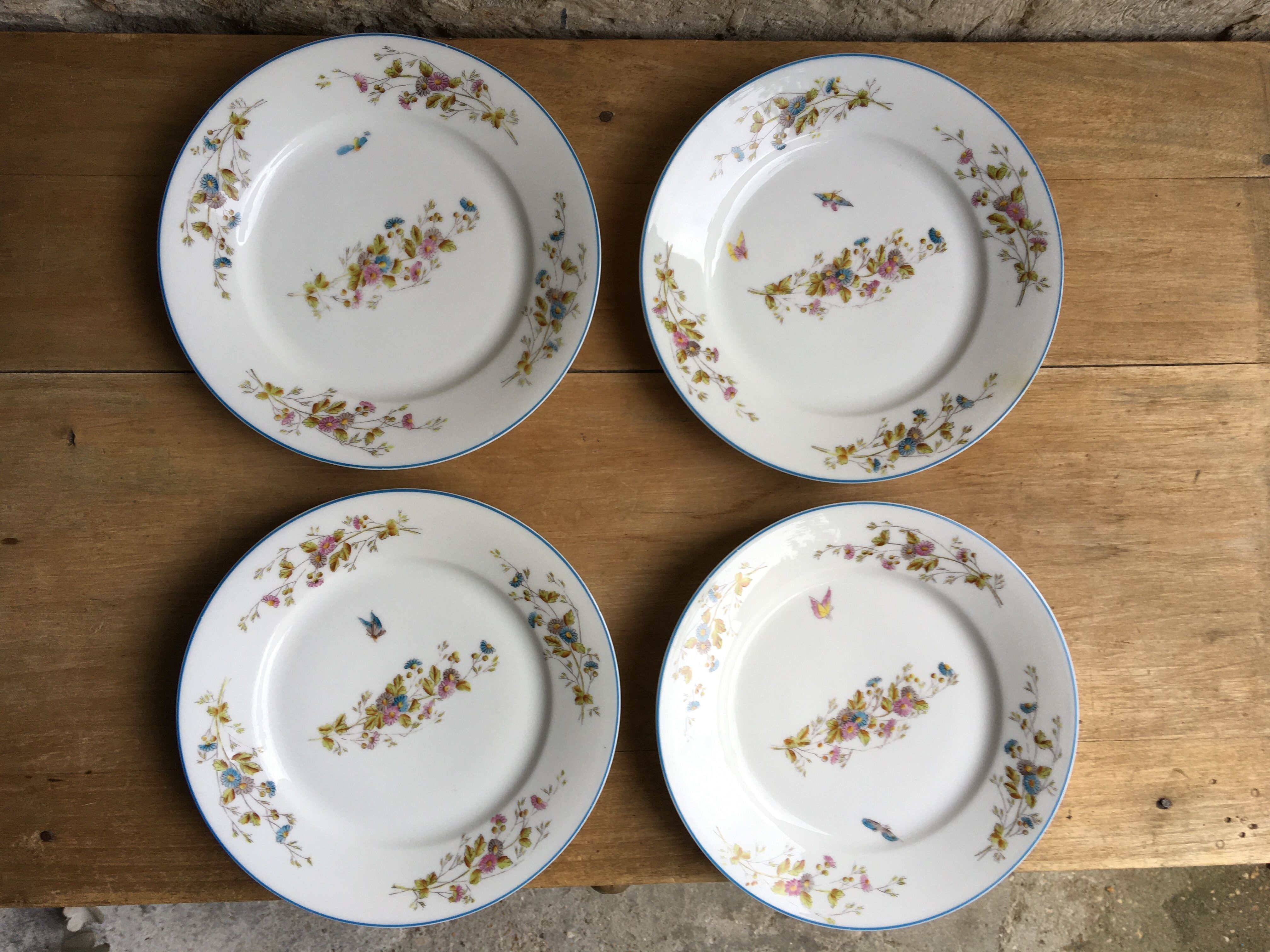 4 assiettes en porcelaine papillons