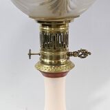Paire de lampes à pétrole en porcelaine électrifiées, fin XIXème