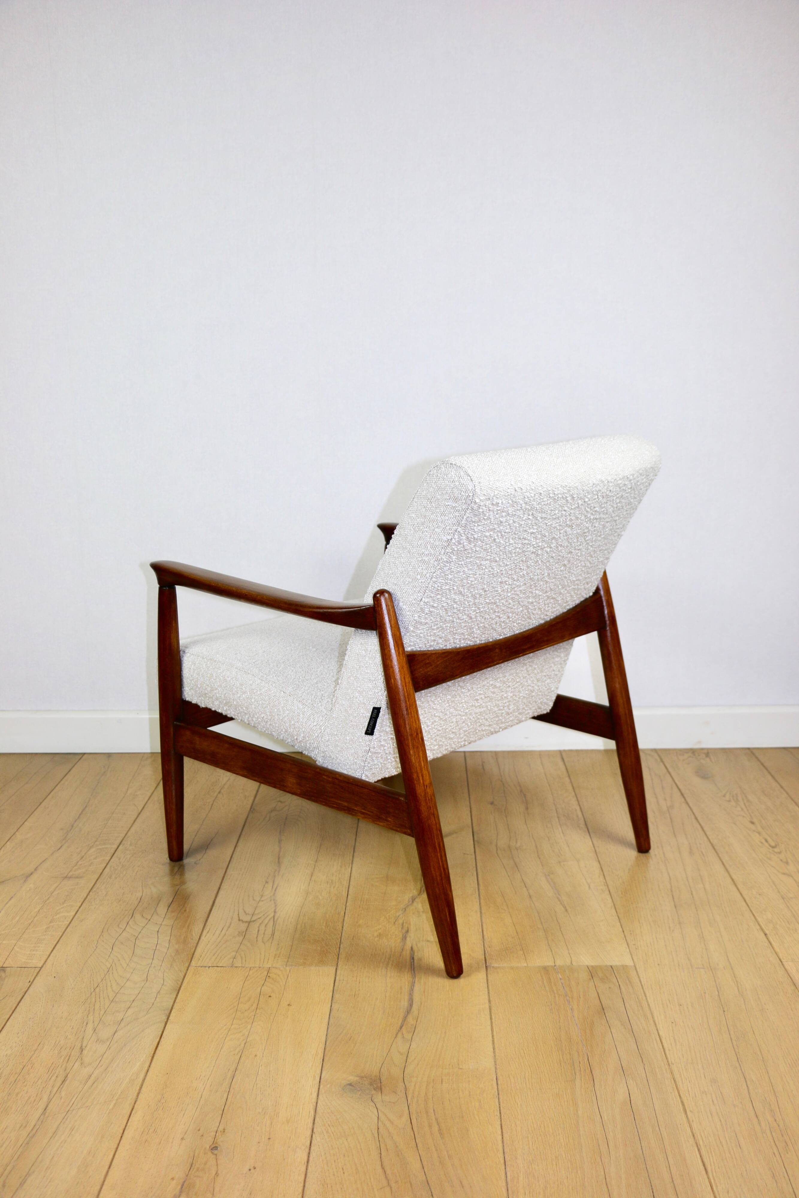 Fauteuil GFM-64, conçu par Edmund Homa dans les années 70, blanc ivoire - 2 pièces disponibles.