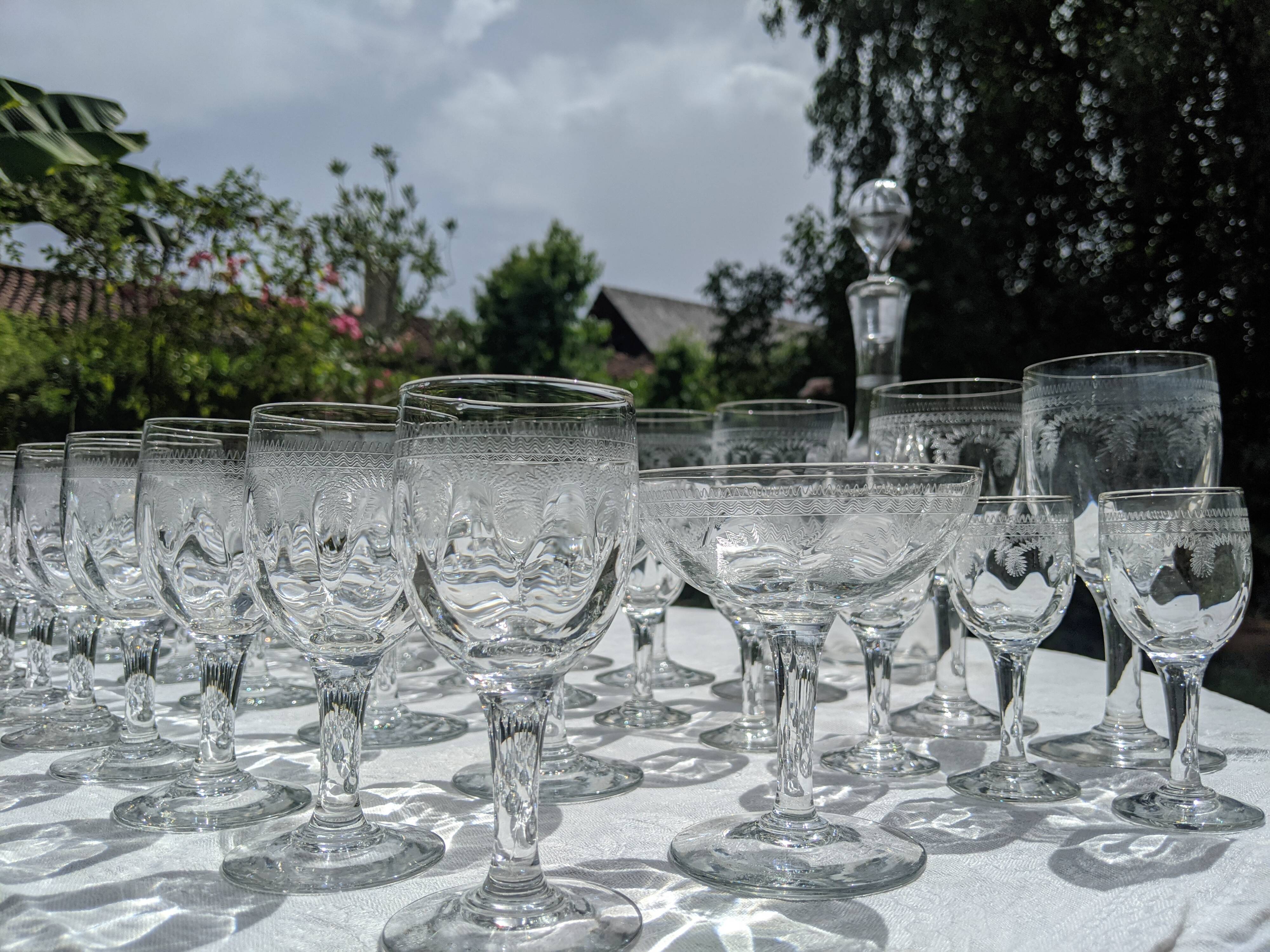 Belle Epoque. Verre souflé gravé. Service 40 pièces.