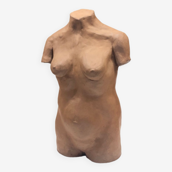 Buste d’école d’un corps de femme en terre cuite d’argile rouge