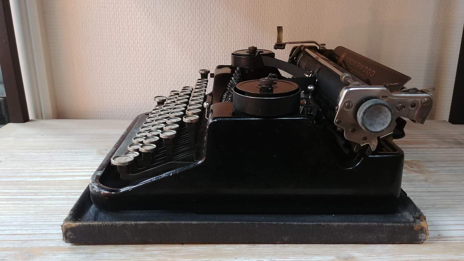 Oven Portable Banker Underwood typewriter