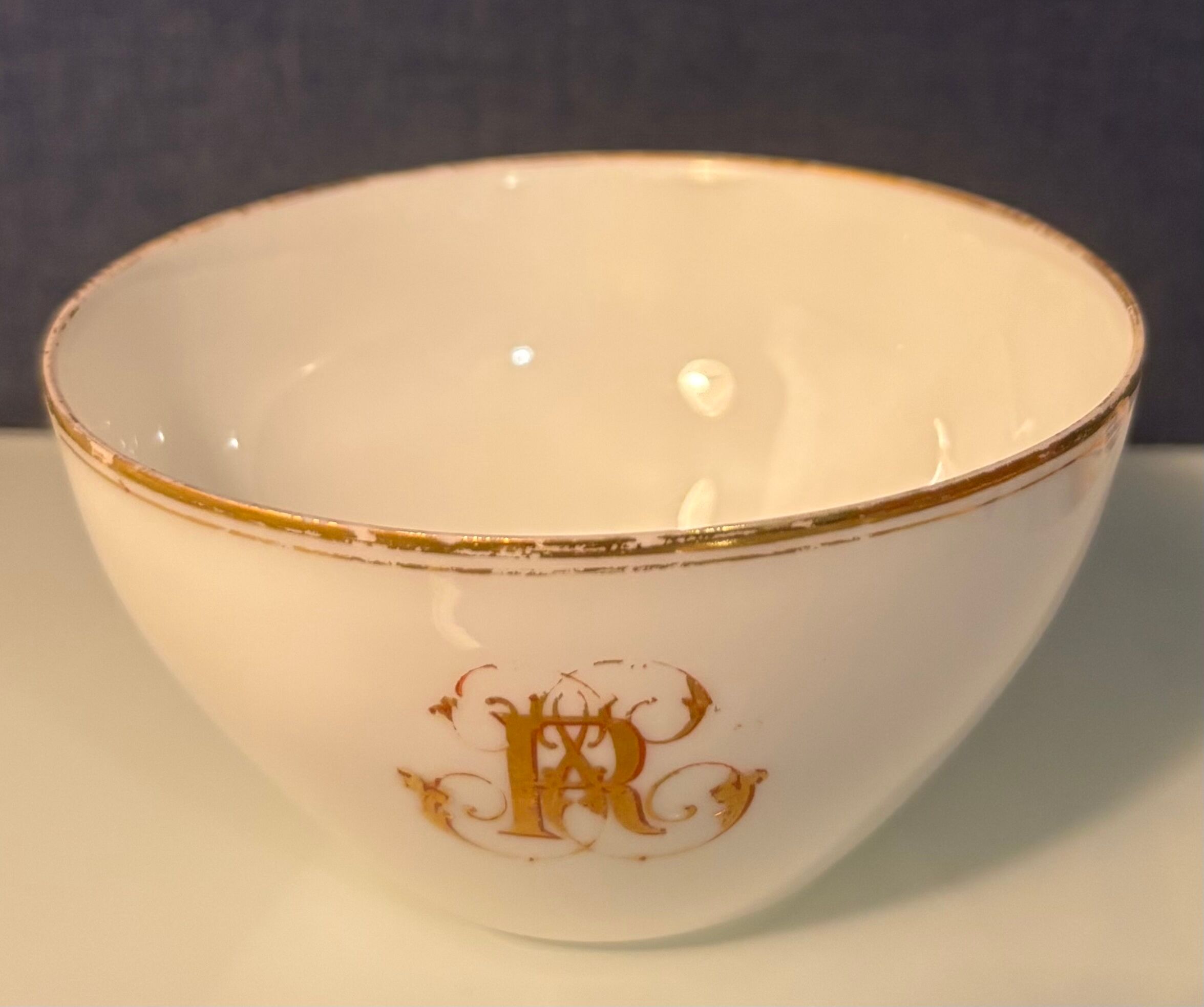 Service à thé en porcelaine (Limoges) 35 pieces monogrammè à liseré doré