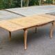 Table à manger Louis XV extensible rénovée en bois brut