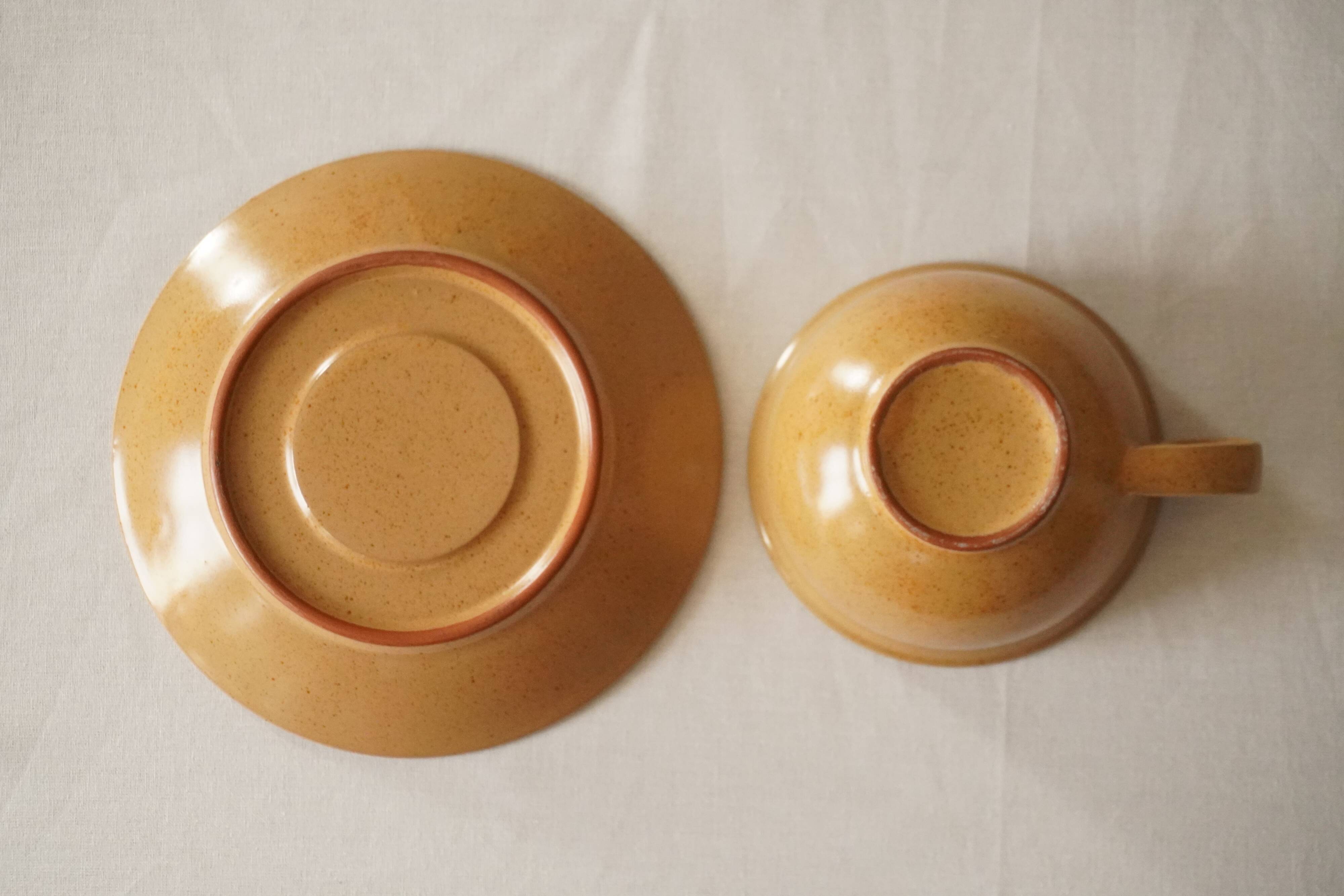 Lot de 2 tasses à thé et soucoupes en grès marron clair