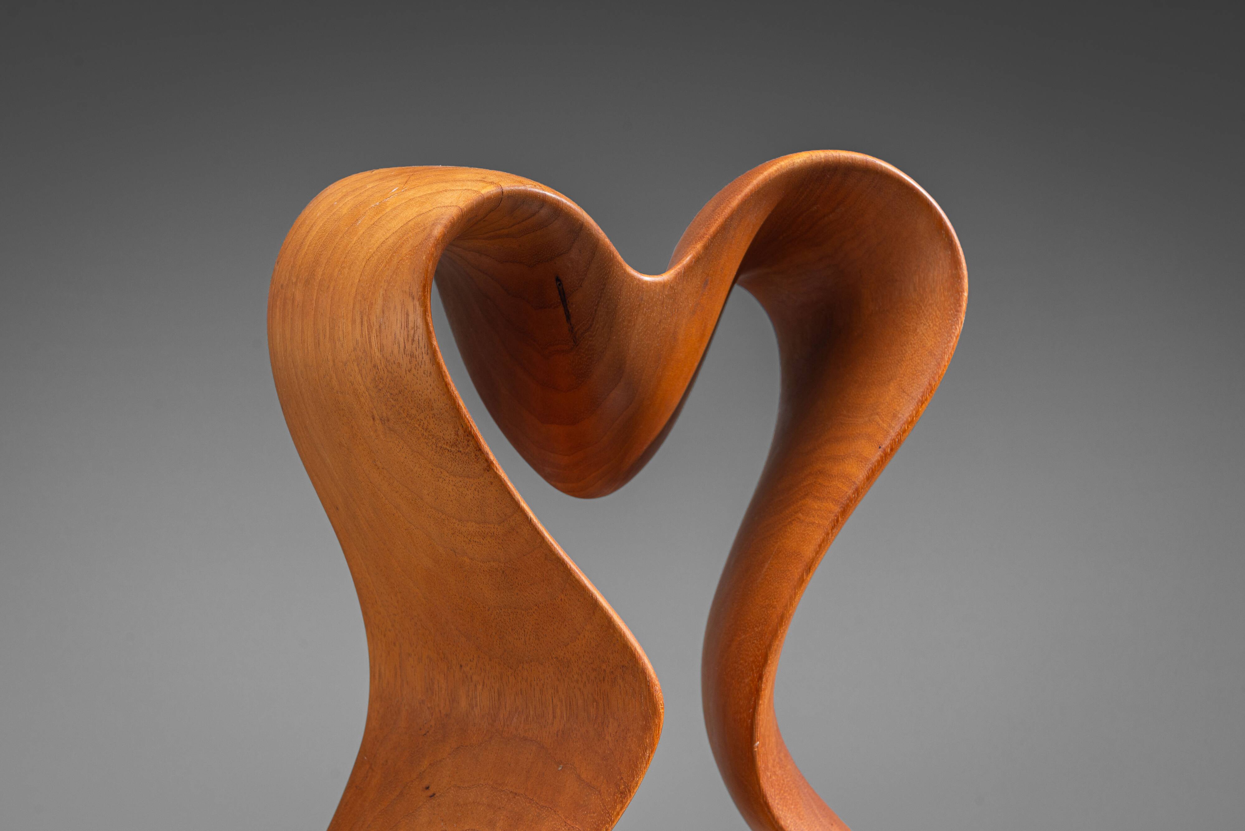 Sculpture abstraite avec des courbes organiques fluides.
