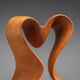 Sculpture abstraite avec des courbes organiques fluides.