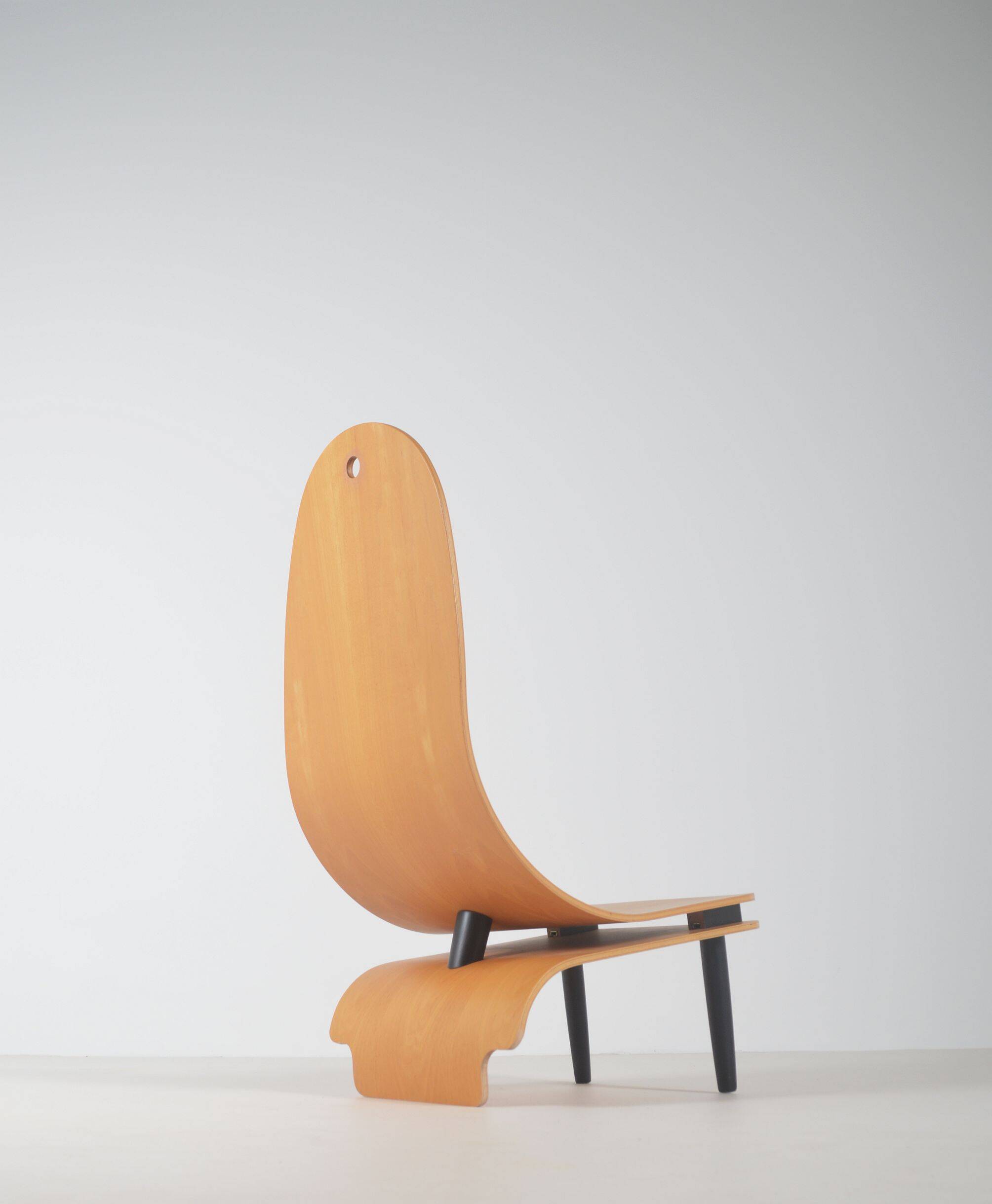 Chaise longue en bois au design danois unique