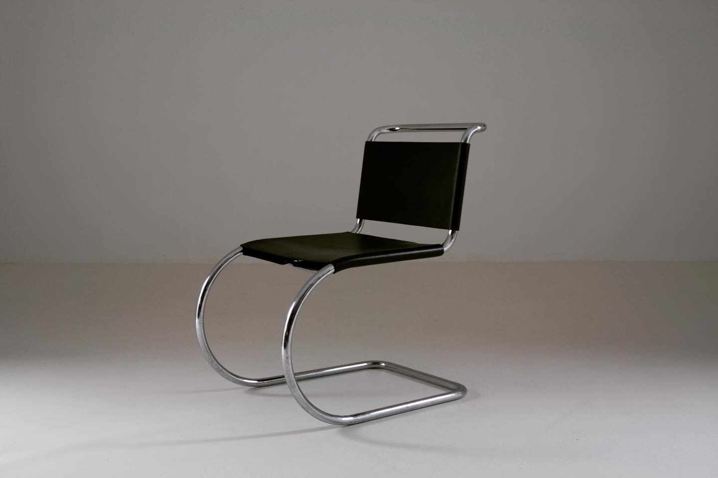 MR chair in leather by Ludwig mies Van der Rohe