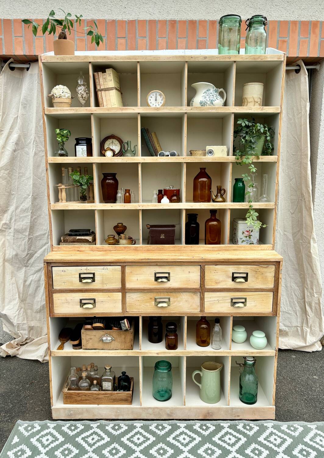 Trade furniture with lockers