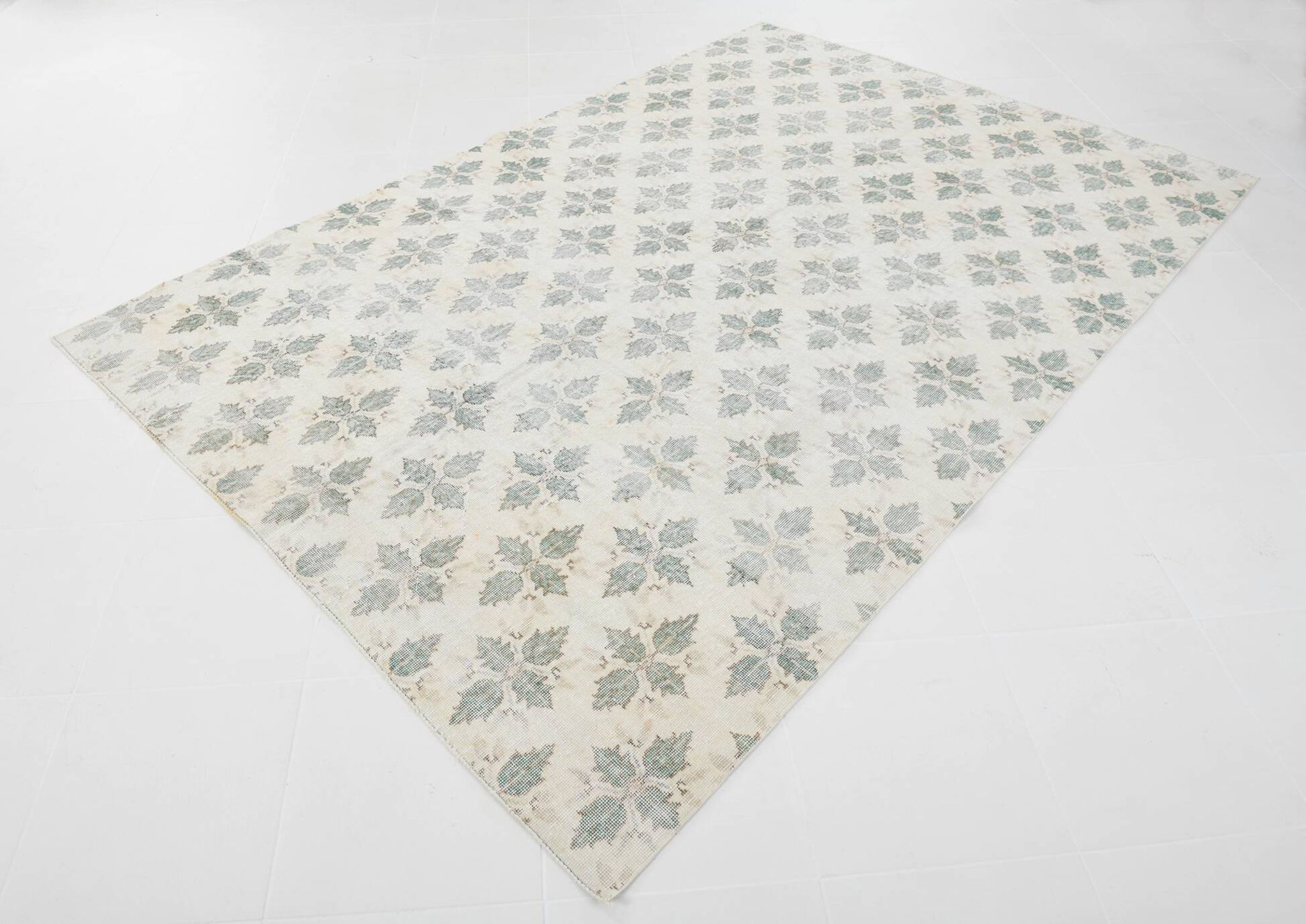 Tapis persan ancien ivoire et vert à motifs géométriques, 198x296