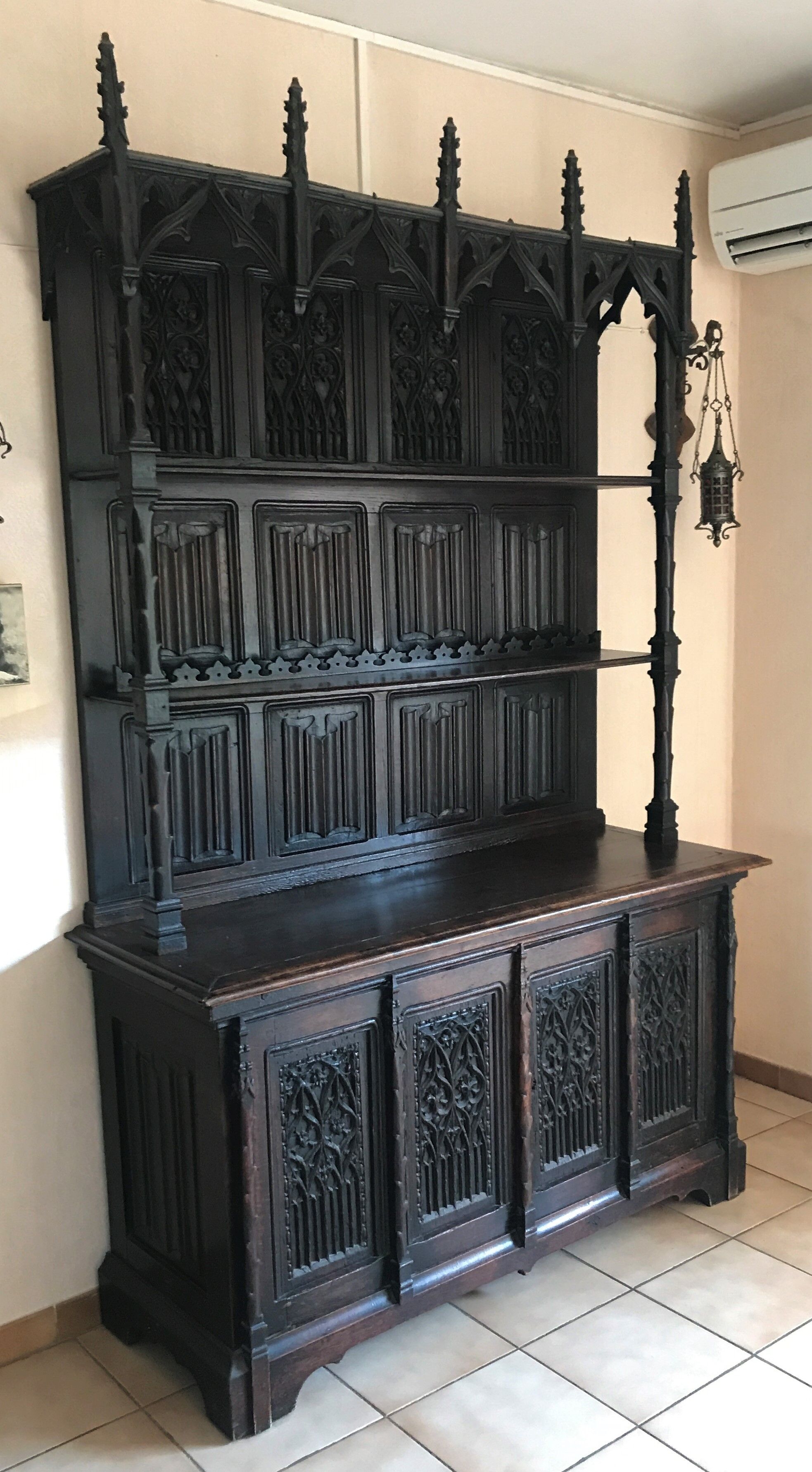Vaisselier Gothic style