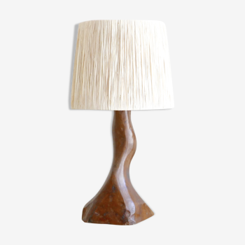 Lampe en bois, forme libre, abat jour en raphia, années 50