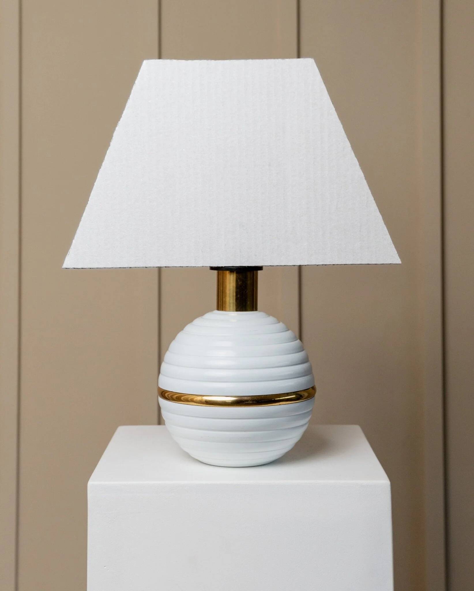White Ceramic Table Lamp with Gold Band, Italy 1980s – Hollywood Regency Vintage