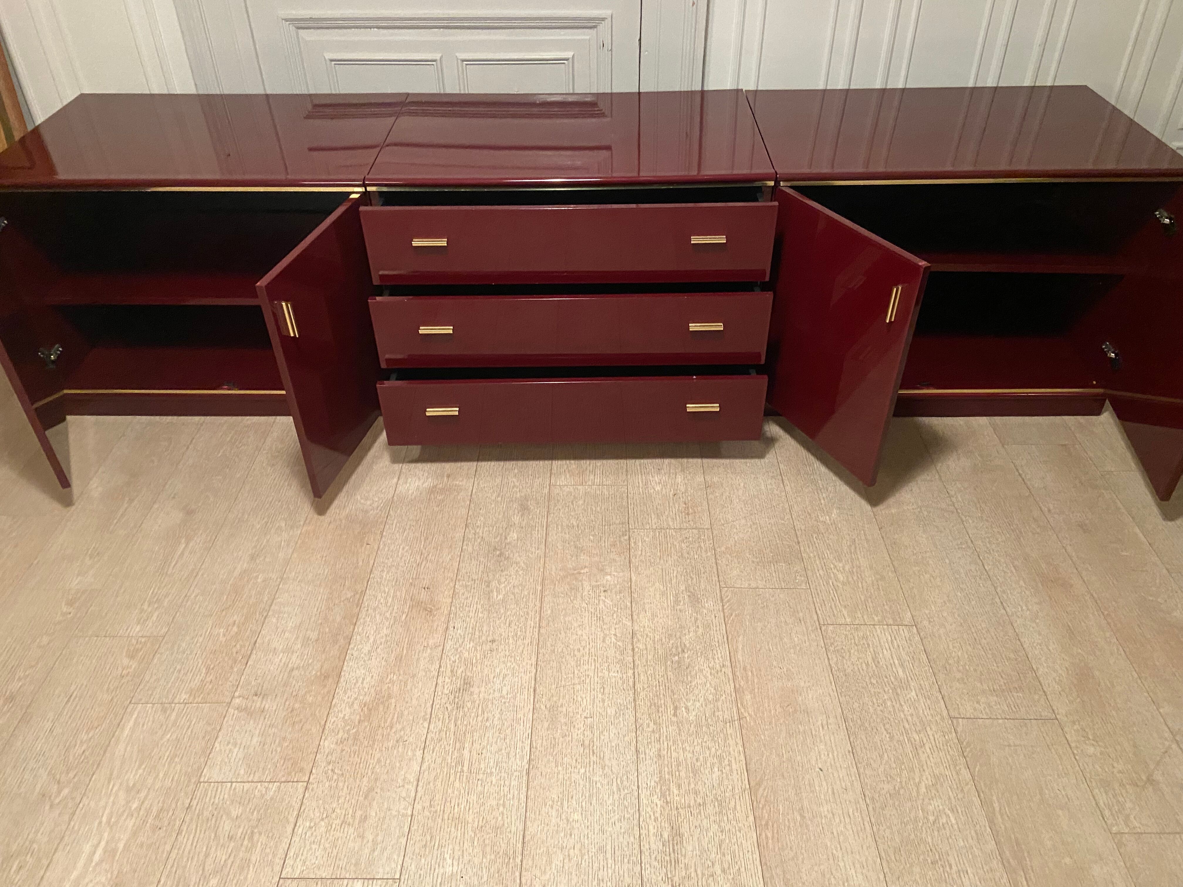 Enfilade laquée bordeaux et laiton 1970s