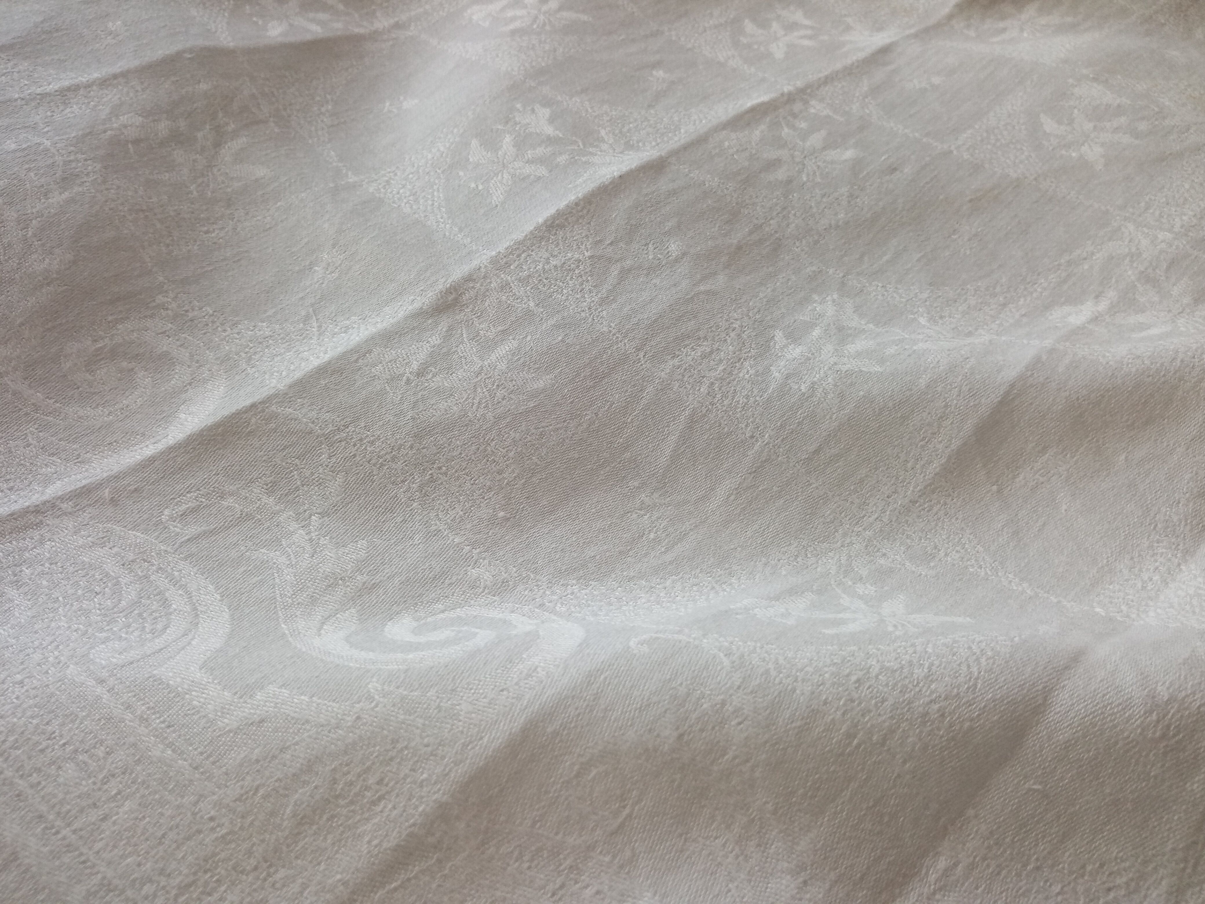 Tablecloth and its 12 damasee towels floral decorations rockery embroidered monogram