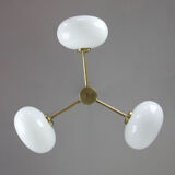 Lustre en laiton et verre opalin du milieu du siècle