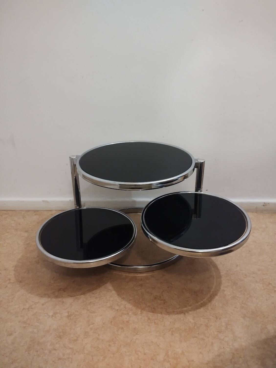 Table basse en métal chromé et verre fumé