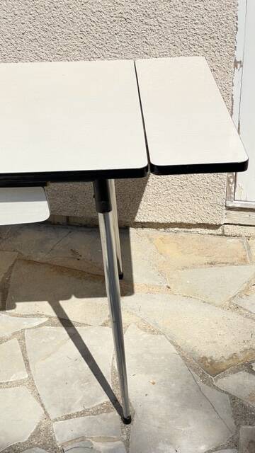 Vintage formica table with 2 extensions