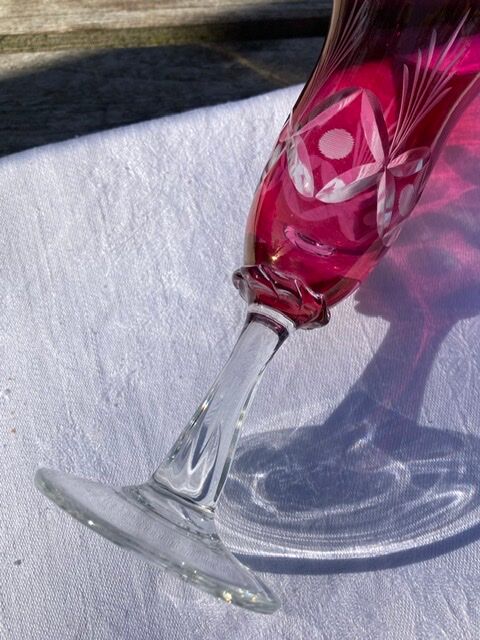 7 flûtes à champagne en verre gravé