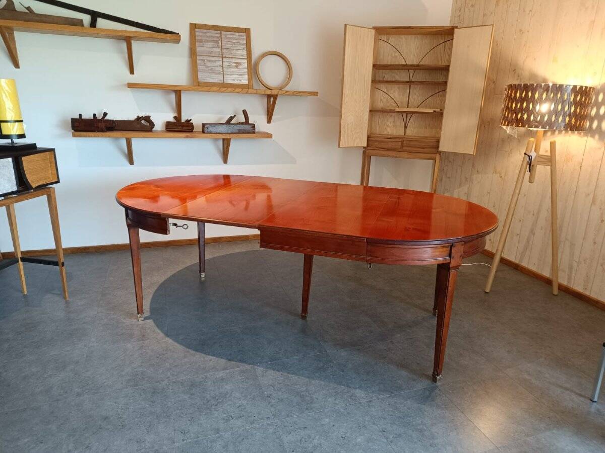 DINING TABLE IN EXOTIC WOOD IN PERFECT CONDITION