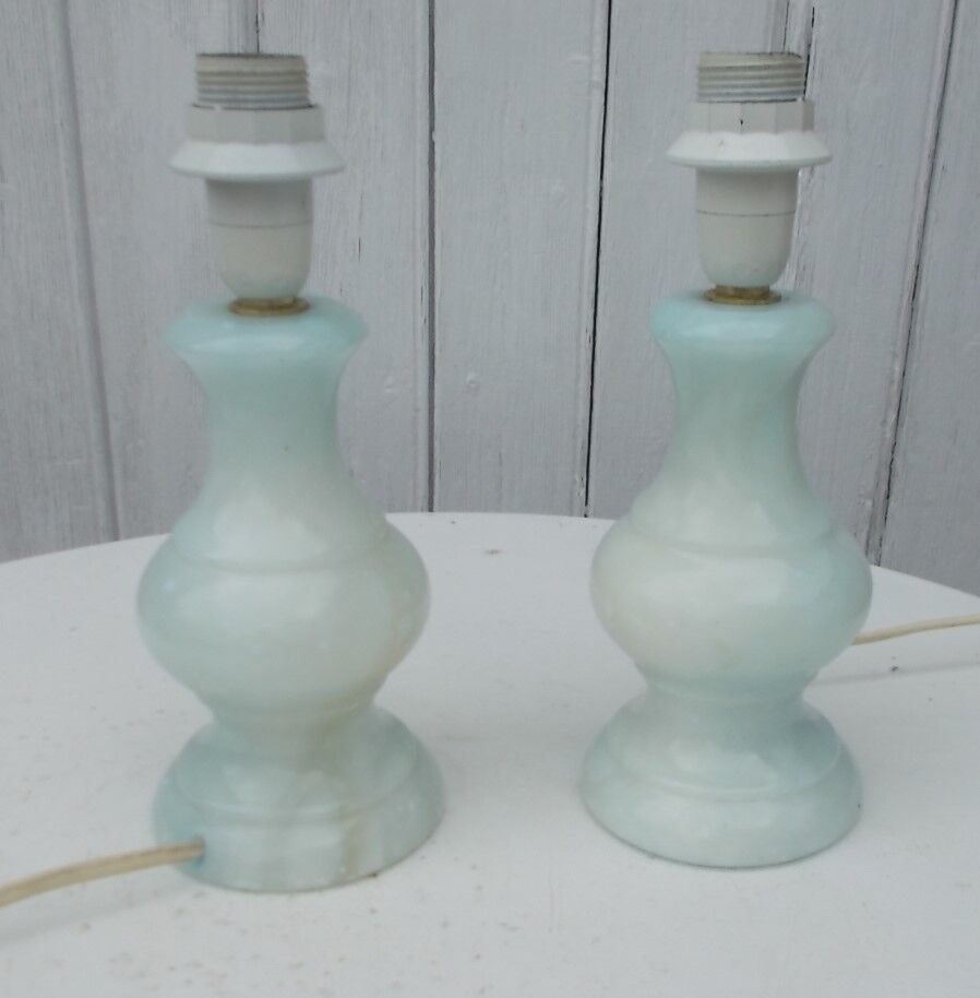 Paire de lampes en albâtre bleu clair