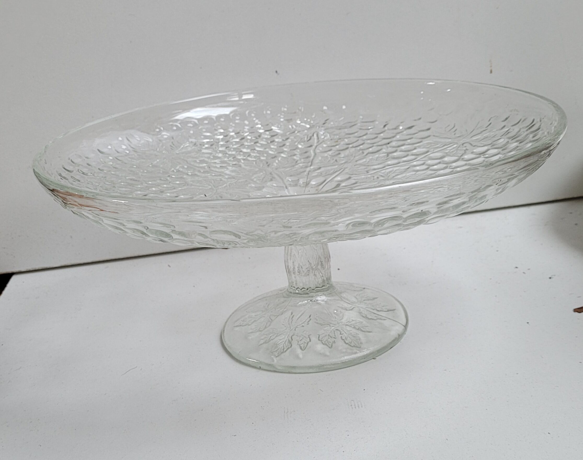 Transparent vine cake dish