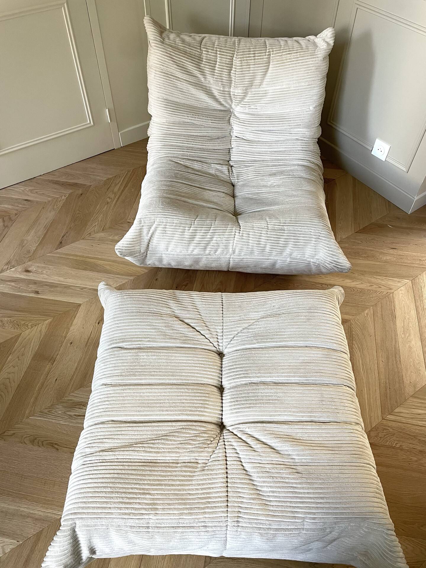 Chauffeuse et ottoman Togo en velours côtelé beige