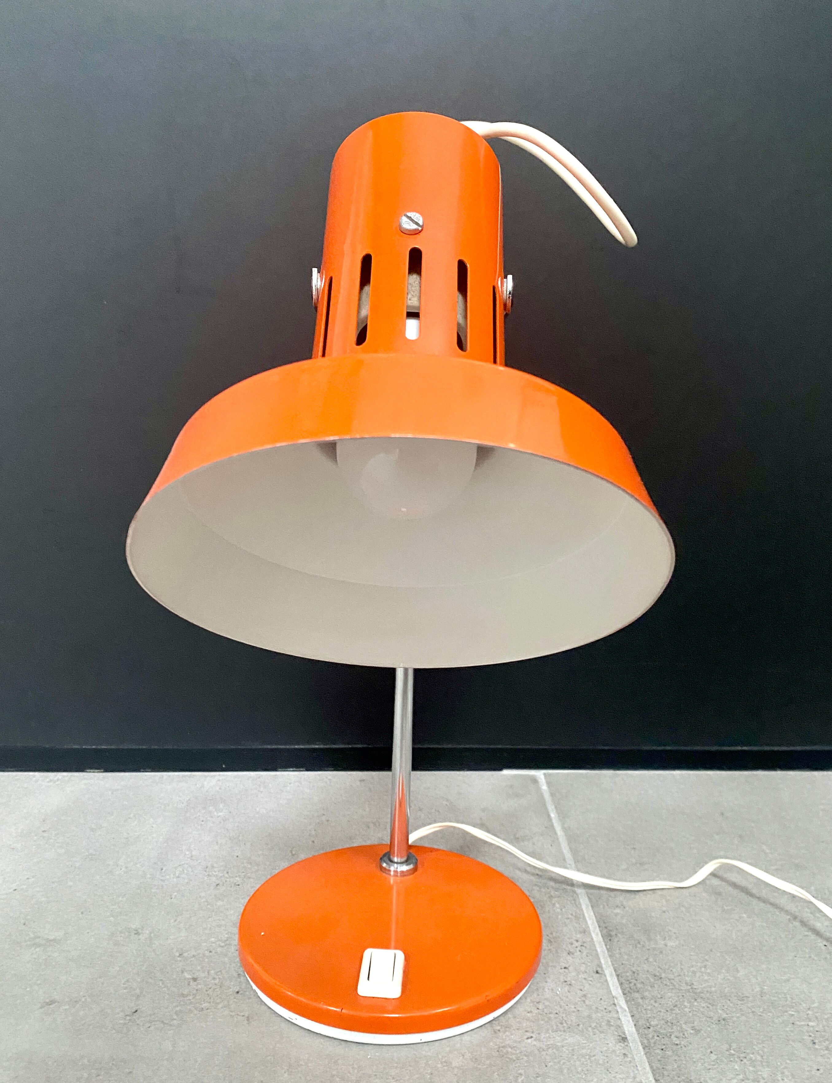 Lampe de bureau métal laqué orange et chrome, vers 1970