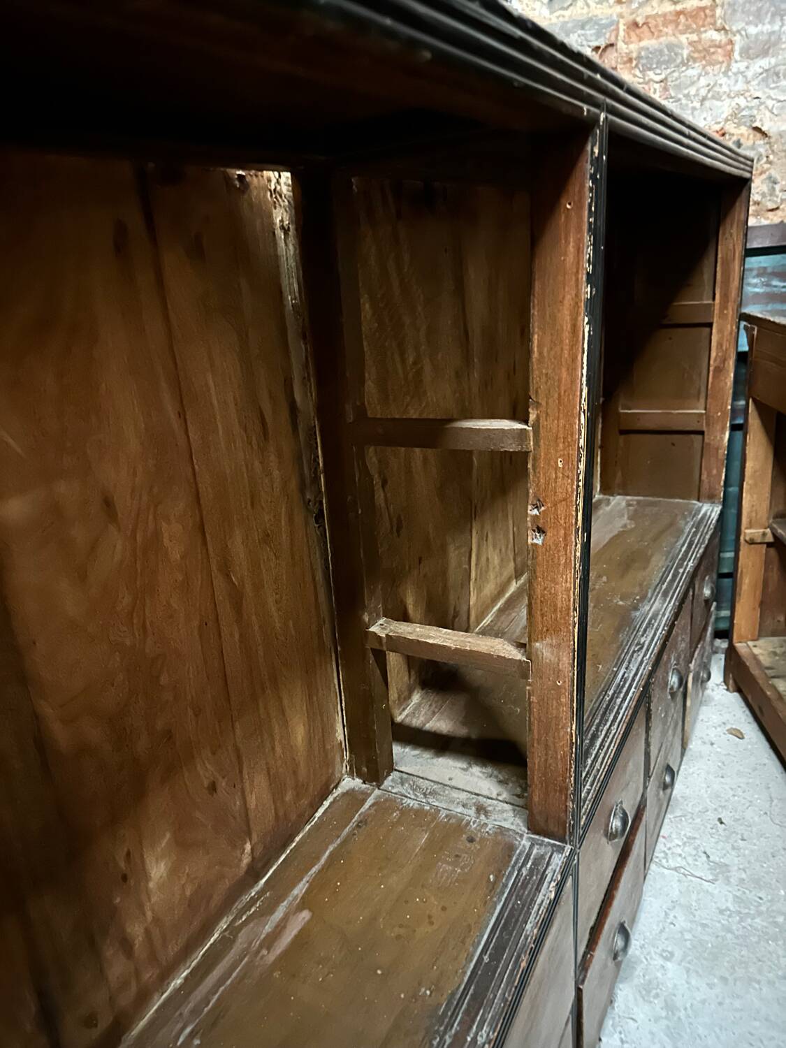 Store furniture, unique piece, for presentation of collections or transformed into a TV cabinet