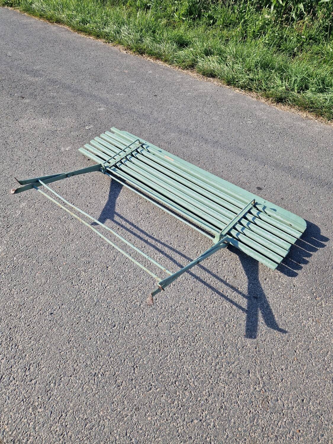 Ancien banc de jardin pliant en fer forgé vert