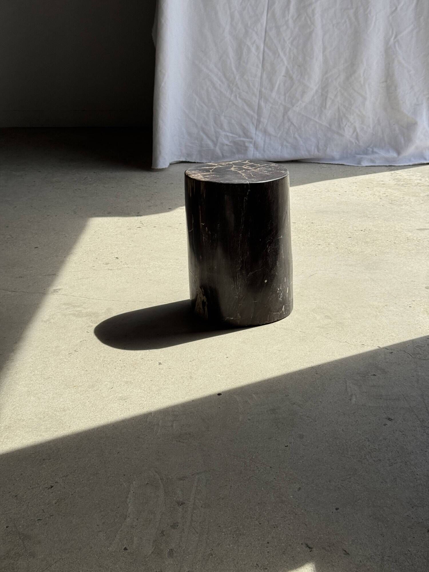 Black petrified wood side table with beige stripes, fine mesh, H35 D24 - 33