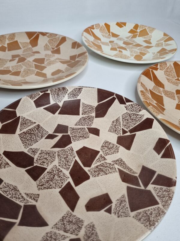 Ensemble de quatre assiettes Terrazzo assorties de la faïencerie de Gien, 22,5 cm