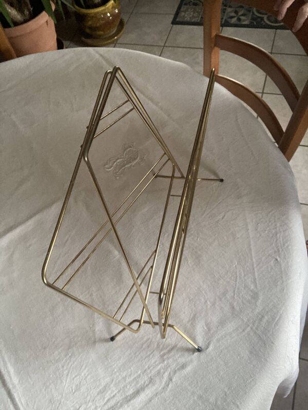 Porte-revues / porte-magazines vintage en métal doré