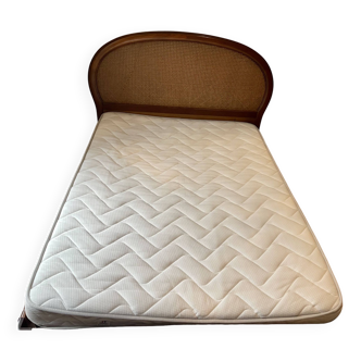 Lit double en cannage (matelas et sommier inclus)